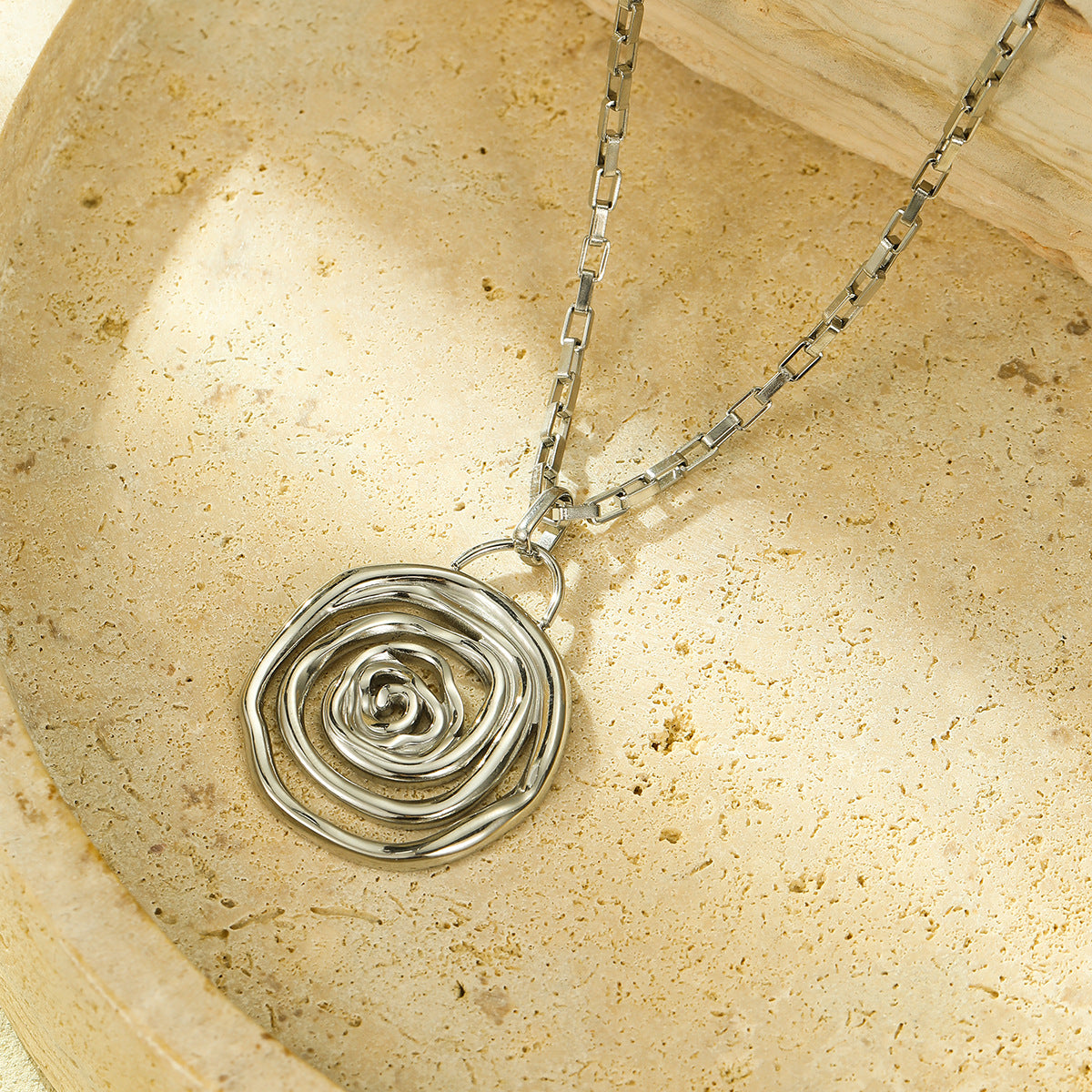 Collar minimalista con colgante de espiral de titanio y acero con acabado chapado para mujer