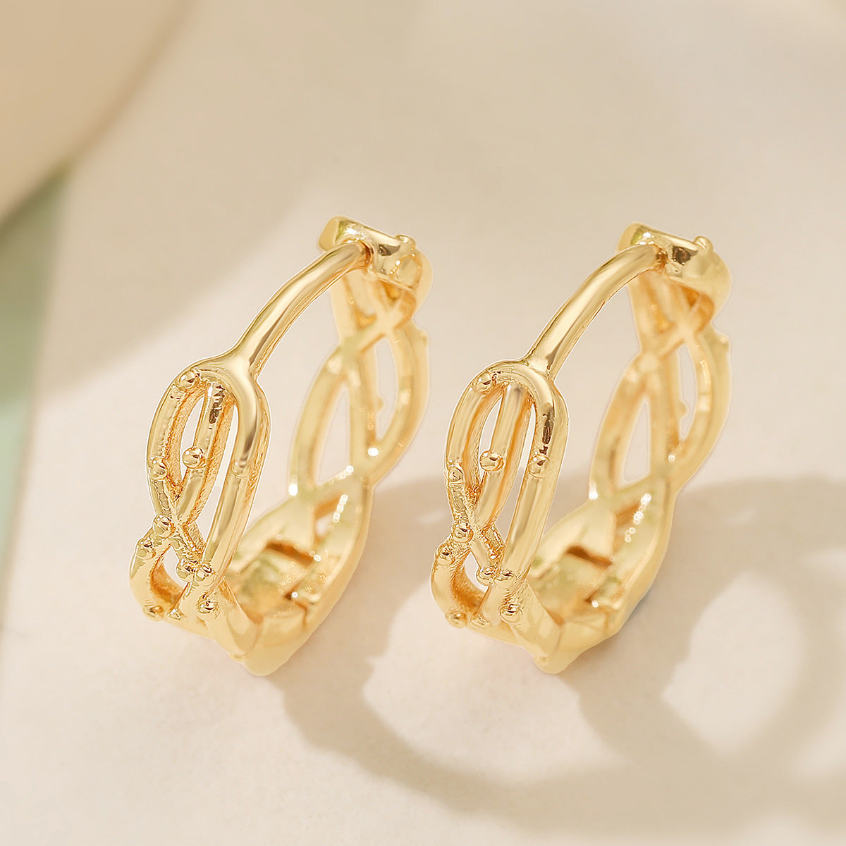 Pendientes minimalistas geométricos calados de cobre con baño de oro de 18 quilates para mujer