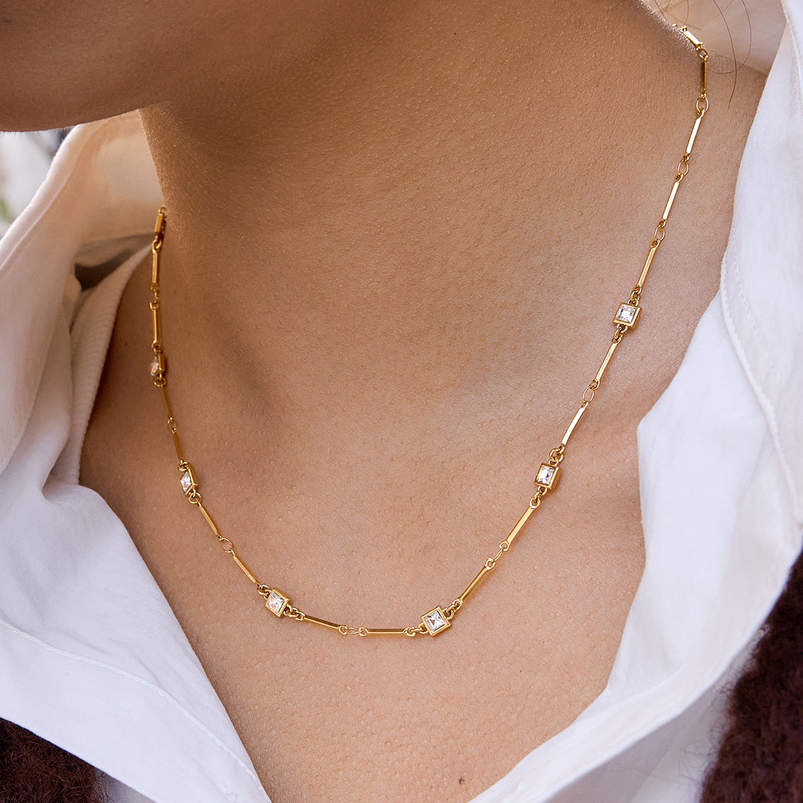 Collana pendente geometrica minimalista in acciaio al titanio con intarsio di strass e placcatura in oro PVD per donna