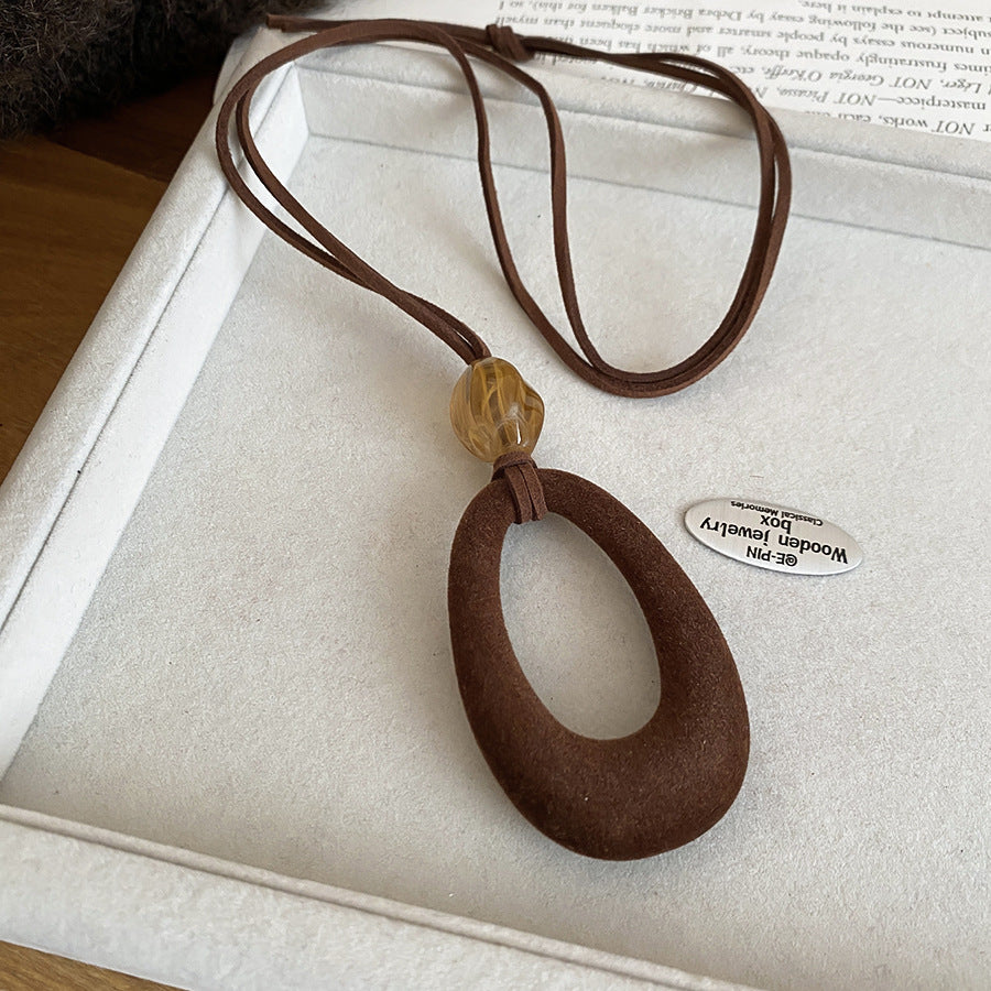 Collana girocollo con ciondolo in resina floreale minimalista da donna, catena leggera per maglione con estetica di lusso