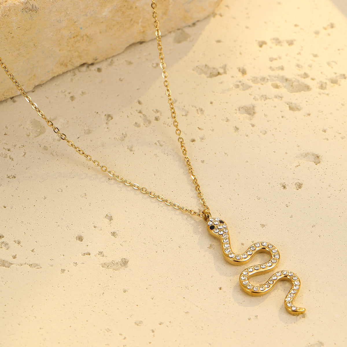 Elegante collar con colgante de serpiente de acero inoxidable con incrustaciones de circonitas para mujer