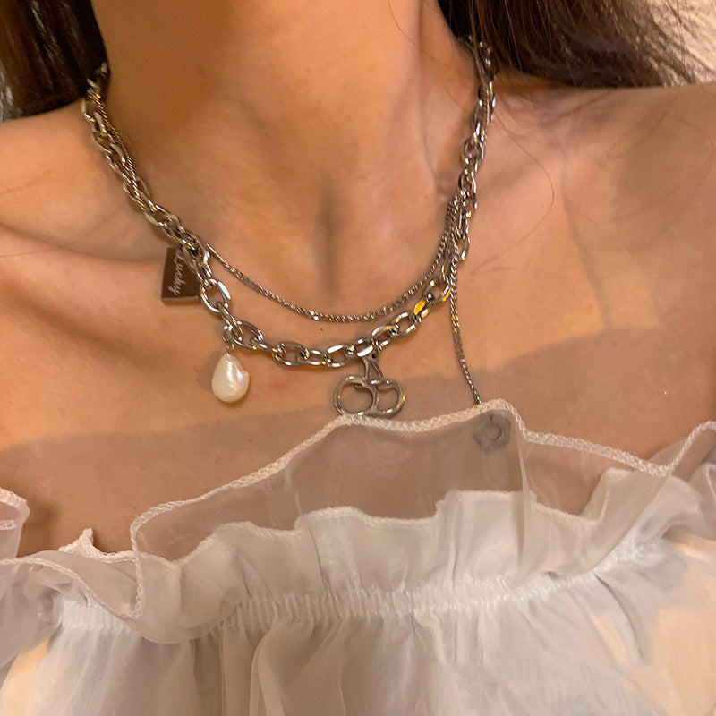 Collana con ciondolo floreale di ciliegie e perle dallo stile dolce e audace, per donna e uomo, in acciaio al titanio lucido con catena a croce a doppio strato