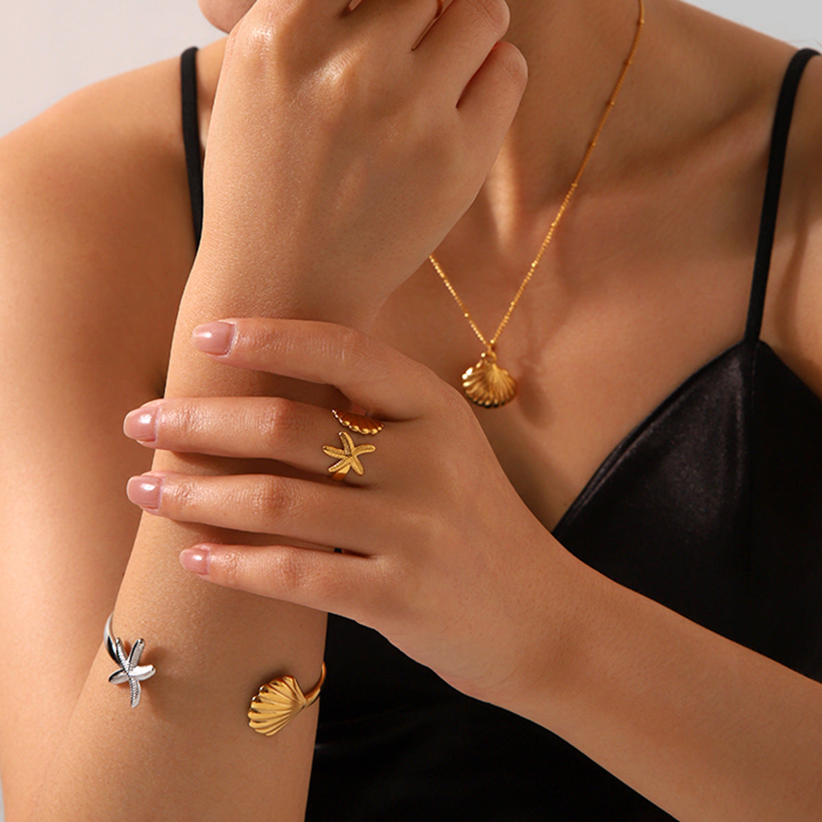 Set Collana con Ciondolo a Conchiglia Geometrica Minimalista e Bracciale a Stella per Donna in Acciaio Inossidabile e Acciaio al Titanio Placcato, Gioielli Ispirati all'Oceano