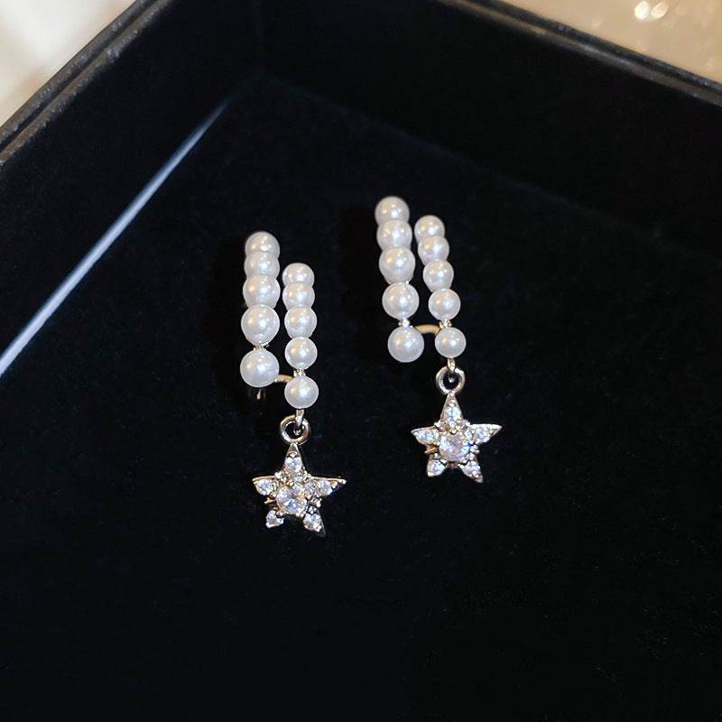 Elegantes pendientes florales de perlas con postes de plata chapados en oro para mujer