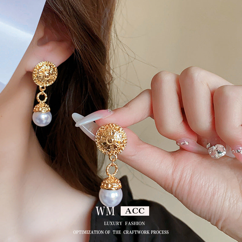 Orecchini a perno da donna vintage in metallo geometrico con perla, dettagli incisi e perni in acciaio inossidabile placcato argento