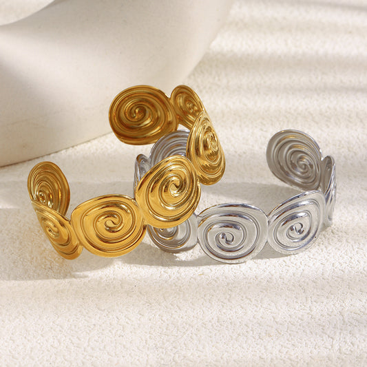 Pulsera de puño en espiral de oro de 18 quilates chapada en acero inoxidable geométrico minimalista para mujer