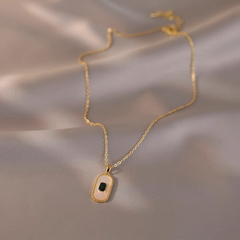 Collana da donna ovale in stile vintage francese con conchiglia e zirconi verdi su catena a O in acciaio al titanio