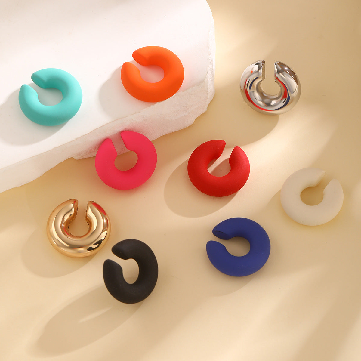Orecchino a clip da donna in metallo galvanizzato lucidato a forma di C, geometrico e minimalista, senza piercing