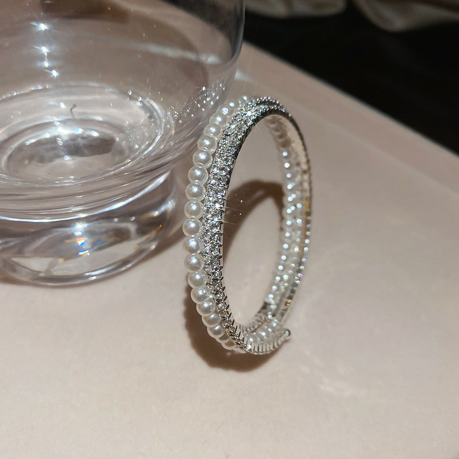 Elegante brazalete abierto de doble capa con perlas y diseño geométrico redondo, incrustaciones de pedrería y estilo vintage, accesorio minimalista de lujo