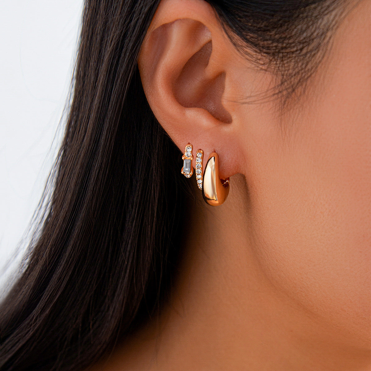 Pendientes geométricos minimalistas en forma de U para mujer con incrustaciones de diamantes de imitación y acabado de metal galvanizado