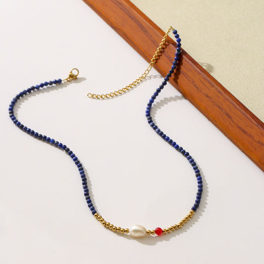 Collana da donna a perline minimalista ed elegante in lapislazzuli naturale e perle d'acqua dolce con catena a perline geometriche rotonde