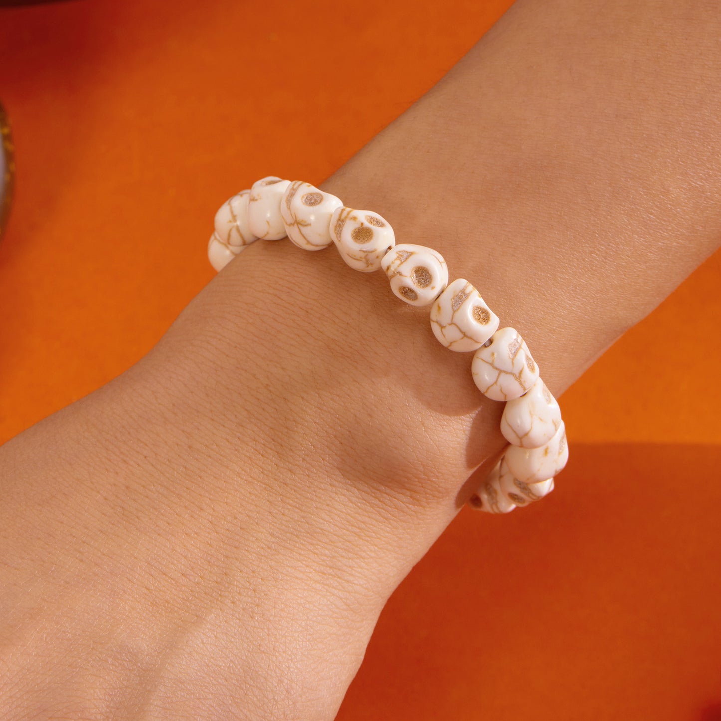 Set di braccialetti elastici da donna con perline geometriche in resina e ciondoli a forma di teschio, stile casual