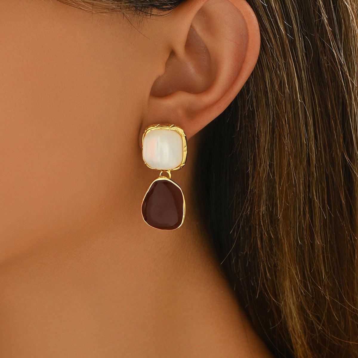 Pendientes geométricos de cobre para mujer con incrustaciones de gema roja para uso diario