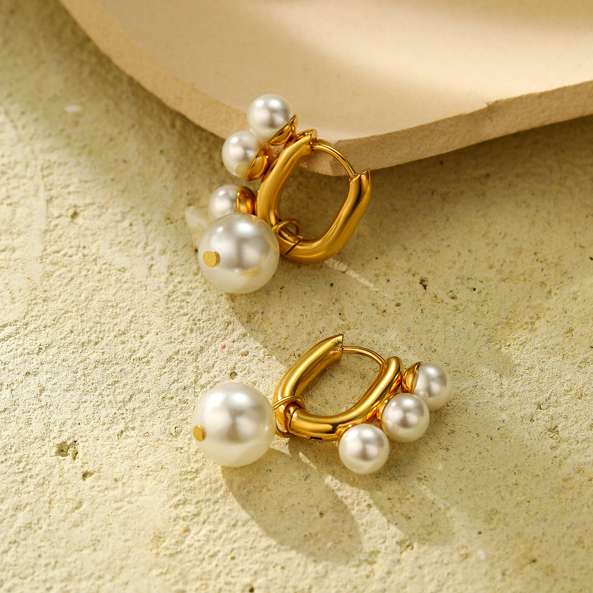 Pendientes Minimalistas de Perlas en Forma de U para Mujer de Acero Titanio con Acabado Chapado