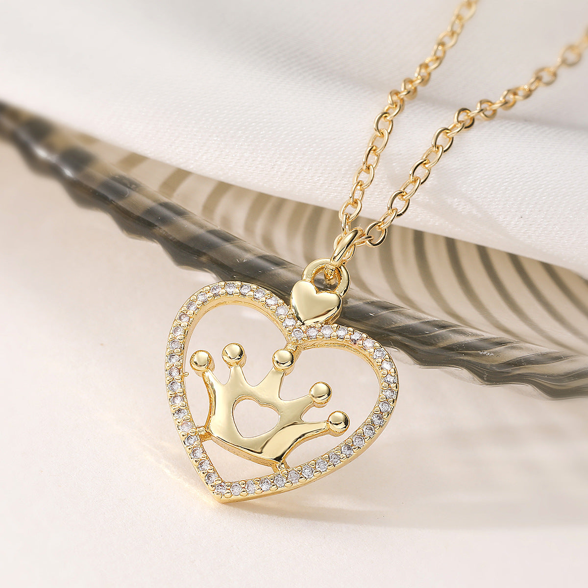 Minimalist Luxury 18K Gold Plated Brass Geometric Heart Cubic Zirconia Pendant Necklace for Women
