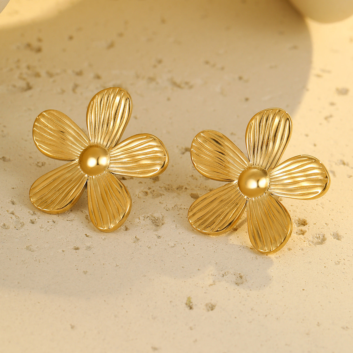 Pendientes vintage de flor de cinco pétalos en acero inoxidable con baño de oro de 18 quilates para mujer