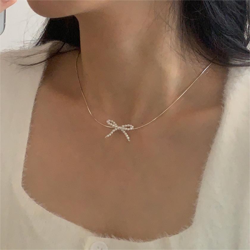 Collana con ciondolo a fiocco minimalista in argento sterling 925 con accenti di perle su catena a maglie