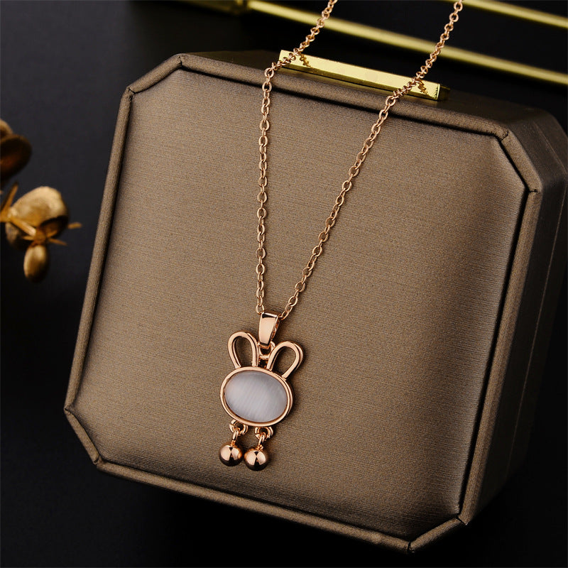 Graziosa collana con ciondolo a forma di orecchie di coniglio con pietra Cat's Eye e accenti in madreperla bianca, base in acciaio al titanio con placcatura in oro, catena a onda d'acqua, stile locket ipoallergenico