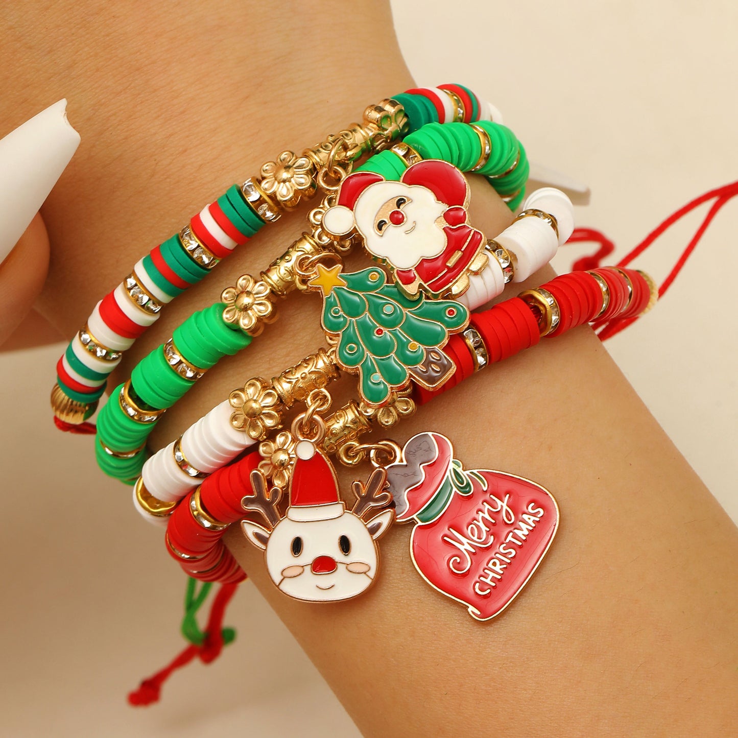 Set di braccialetti natalizi in argilla polimerica fatti a mano con perline alfabetiche, ciondoli a forma di fiocco di neve, renna e Babbo Natale, elastici, regalo per le festività natalizie