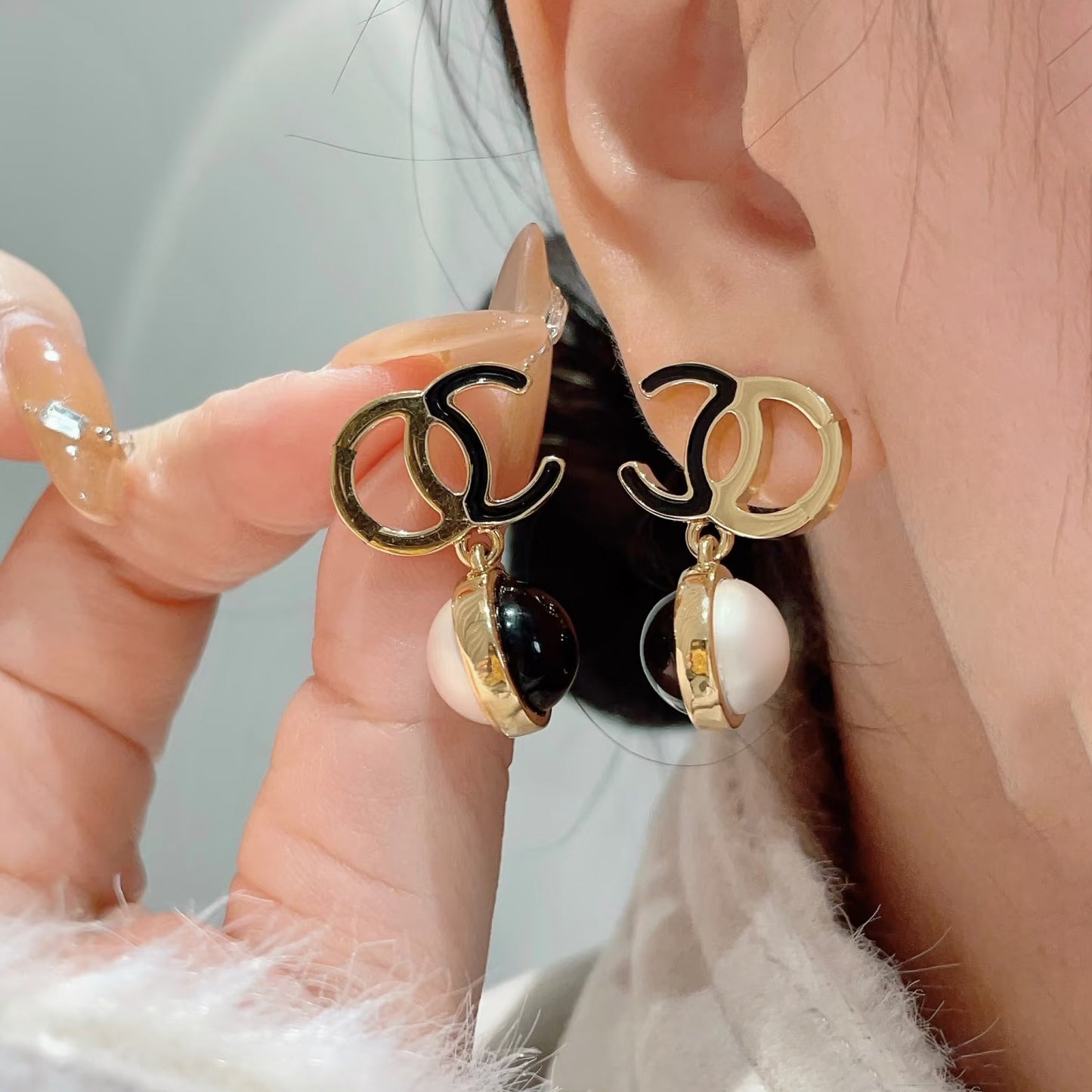 Sweet Luxury Double C Letter Gold Plated Brass Earrings with Black and White Pearls 925 Silver Post for Women