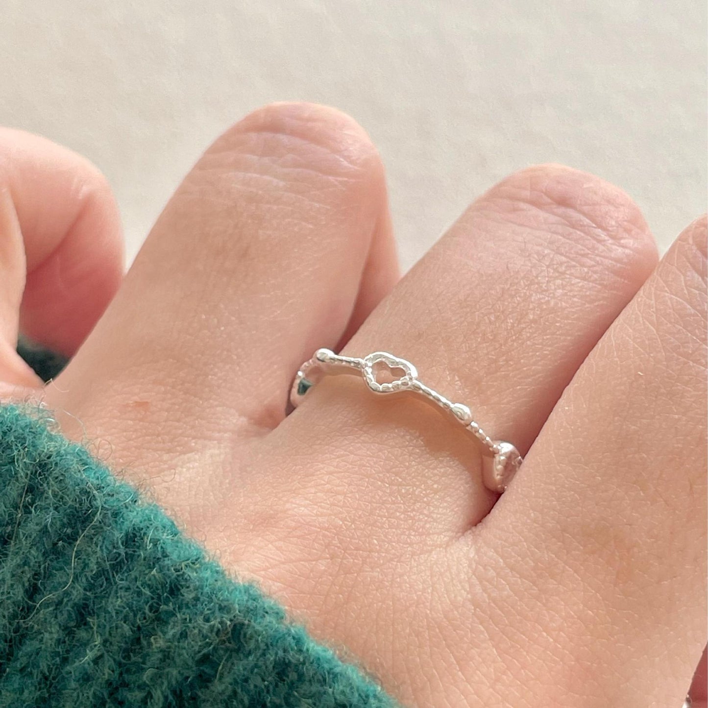 Anillo minimalista de plata de ley S925 con forma de corazón y recubrimiento de resina brillante para mujer