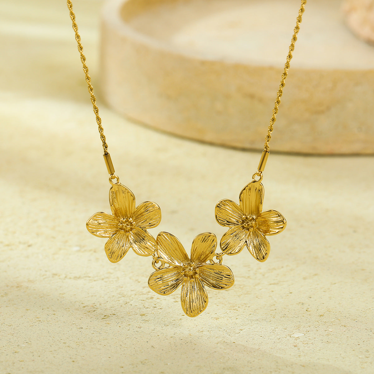 Collar con colgante floral estilo "Fashion OL" de acero inoxidable con acabado chapado para mujer