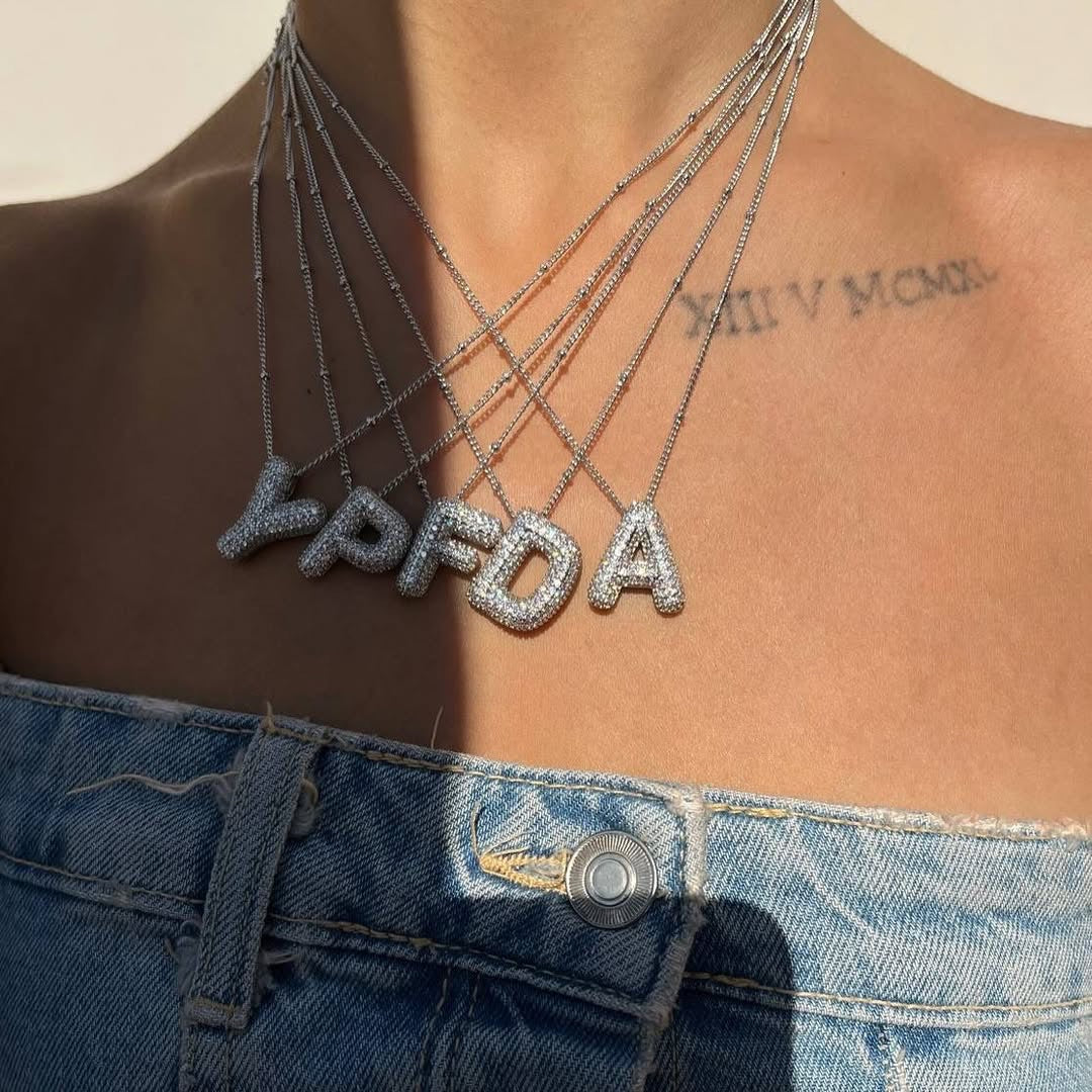 Collana da Donna con Ciondolo a Lettera, Design Geometrico Minimalista, in Ottone Placcato Oro con Zirconi Micro-Pavé