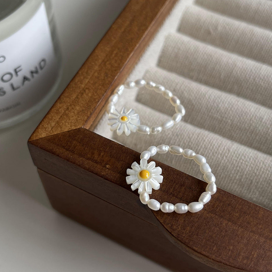 Minimalist Daisy-Shaped Freshwater Pearl Stretch Ring for Women with Floral Design