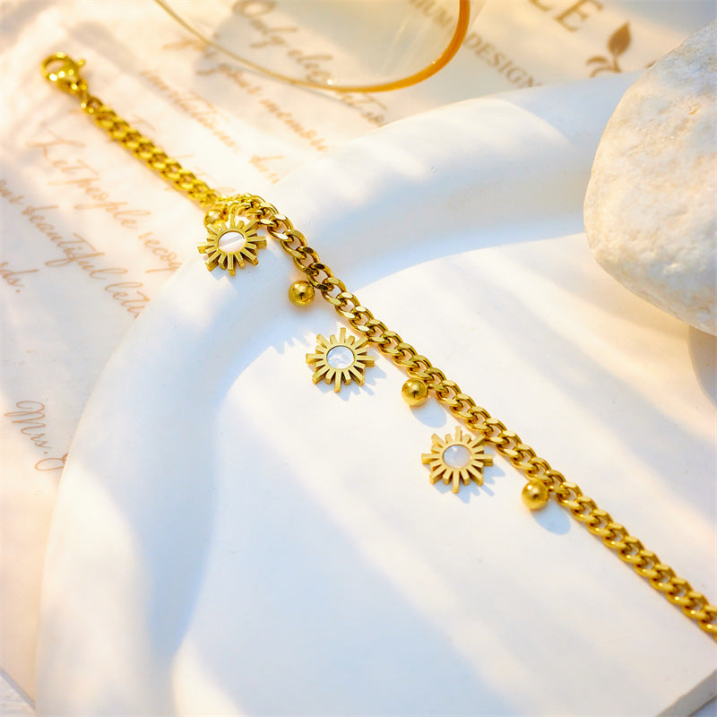 Bracciale Minimalista con Ciondolo a Girasole a Guscio in Acciaio al Titanio Placcato per Donna