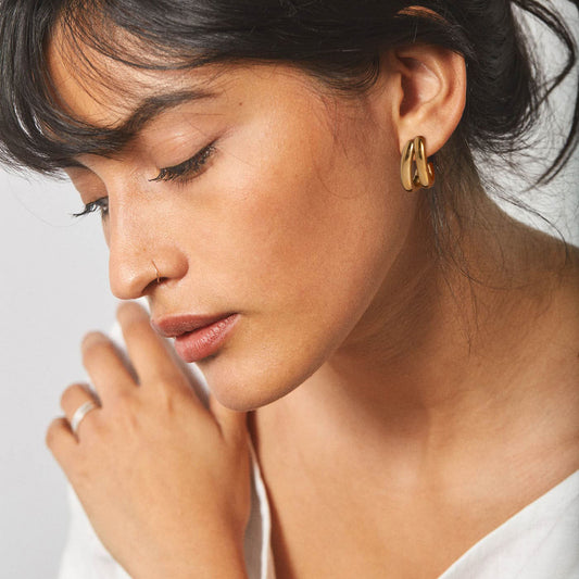 Pendientes de tuerca de acero inoxidable con forma de C hueca de doble capa geométrica de moda chapados en oro de 18 quilates para mujer