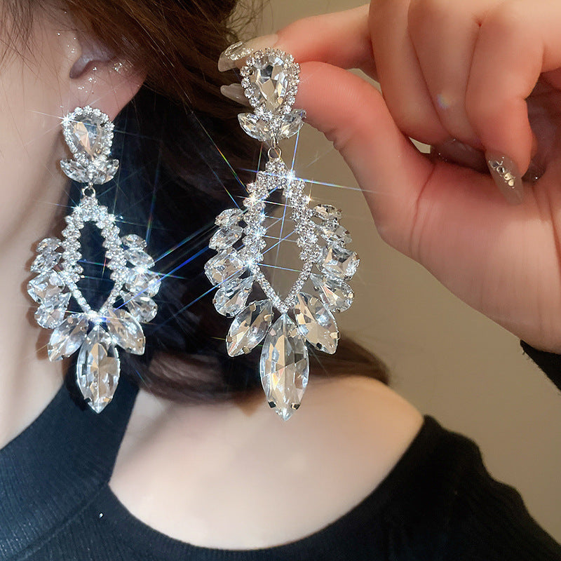 Orecchini pendenti con nappe geometriche minimaliste con intarsi di strass in rame placcato e perni in argento sterling 925 da donna