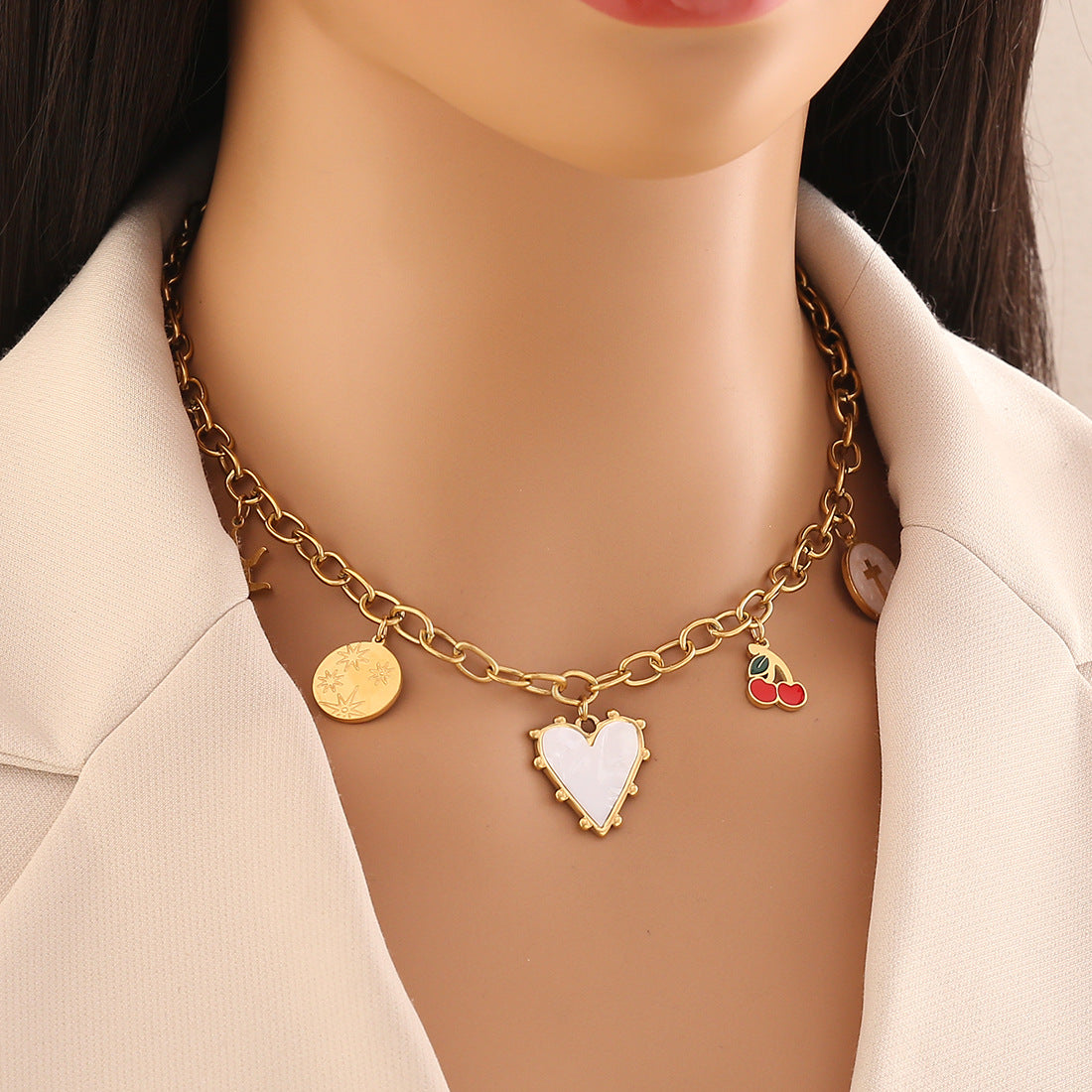 Collana con pendente a forma di cuore retrò in acciaio inossidabile con finitura placcata per donna, delicata catena clavicola in stile fresco e dolce