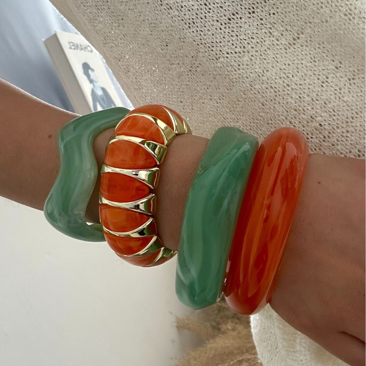 Pulsera de acrílico pulido geométrico para mujer