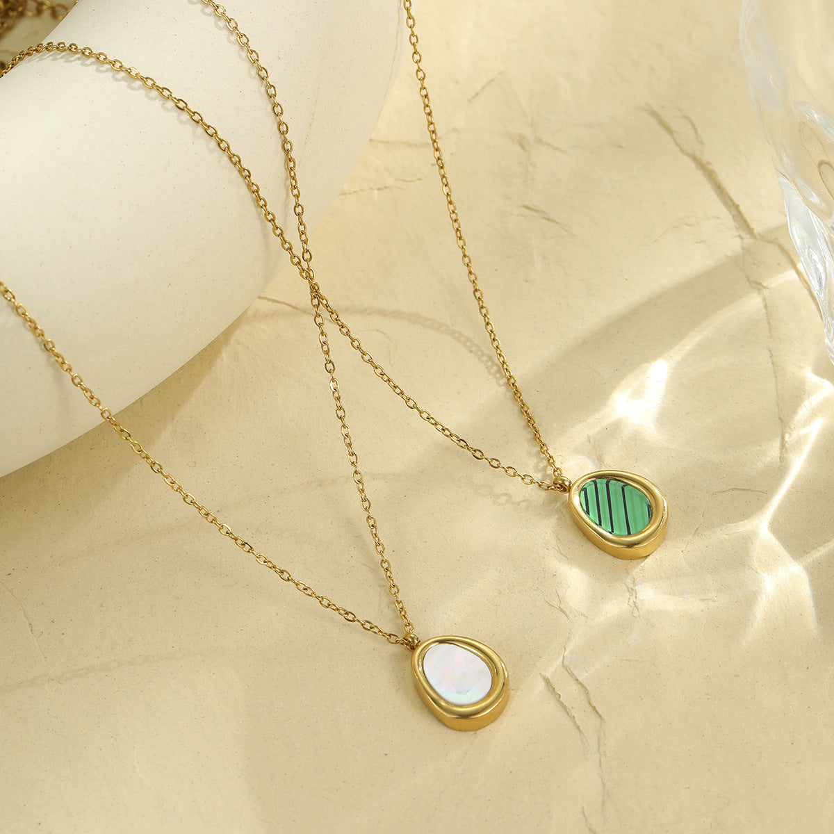 Collana pendente geometrica minimalista da donna in acciaio inossidabile placcato oro, catena leggera a clavicola