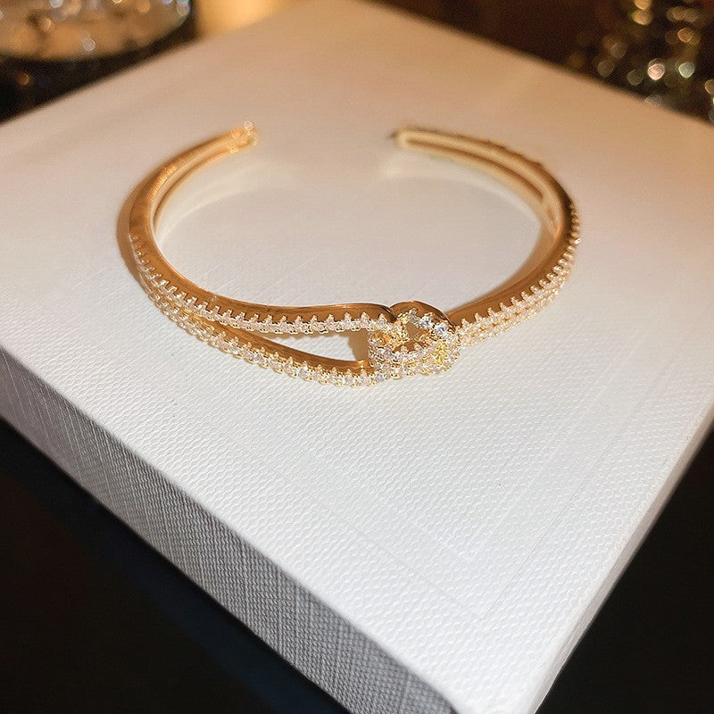 Pulsera tipo brazalete de aleación de cobre bañada en oro de lujo con incrustaciones de diamantes de imitación para mujer
