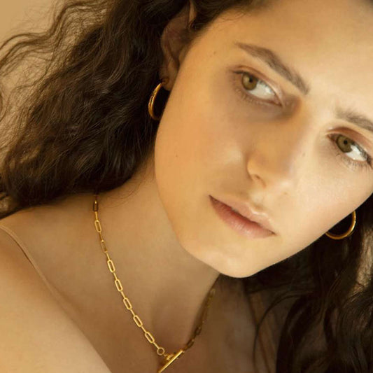 Collar Minimalista de Acero de Titanio Geométrico con Cruz para Mujer, con Incrustaciones de Pedrería y Acabado Bañado