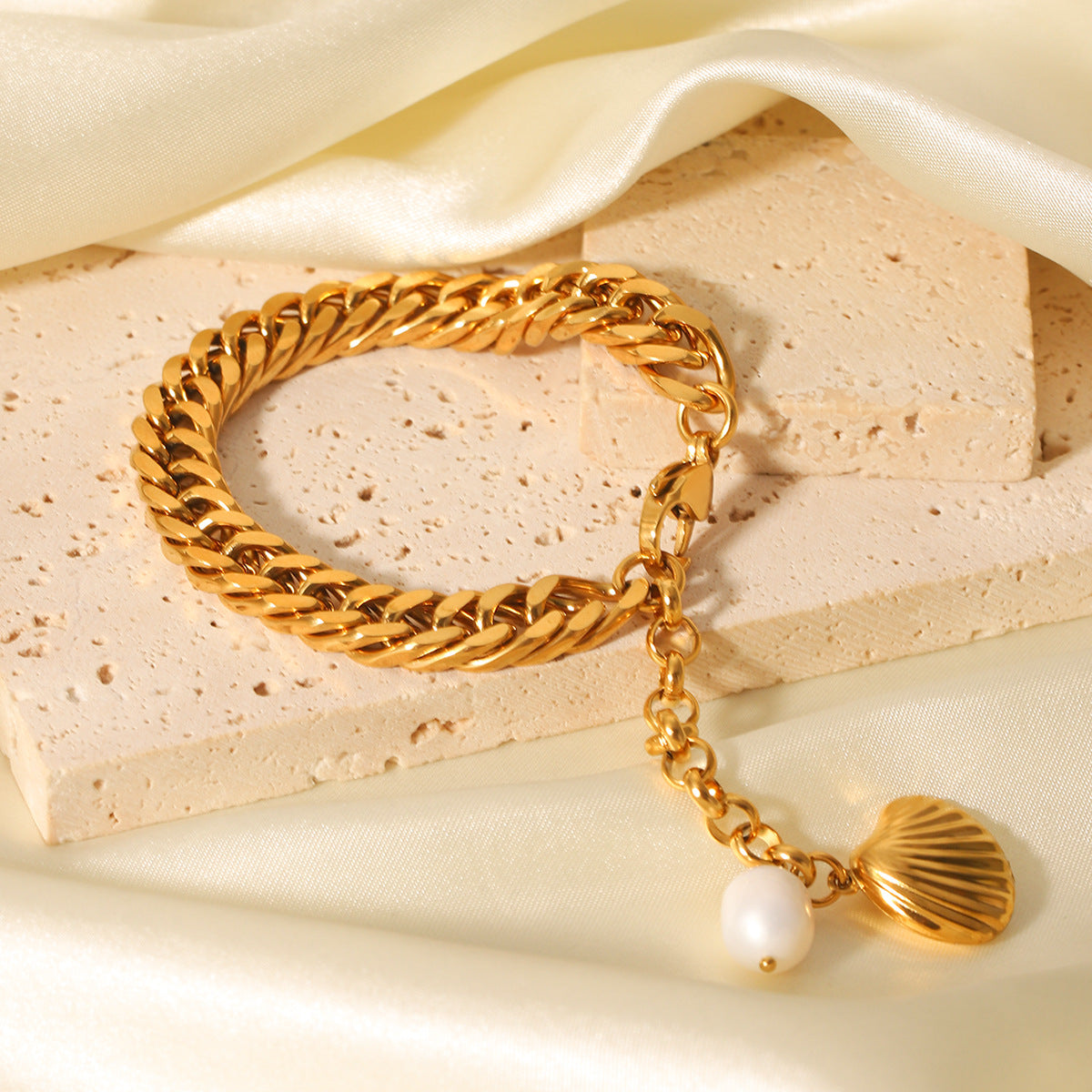 Bracciale da donna minimalista geometrico con perle d'acqua dolce e conchiglie, in acciaio inossidabile placcato oro 18K