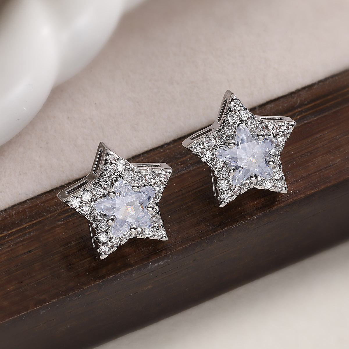 Orecchini a Stella Geometrici Minimalisti in Rame Placcato Oro 18K con Zirconi Micro-Pavé da Donna