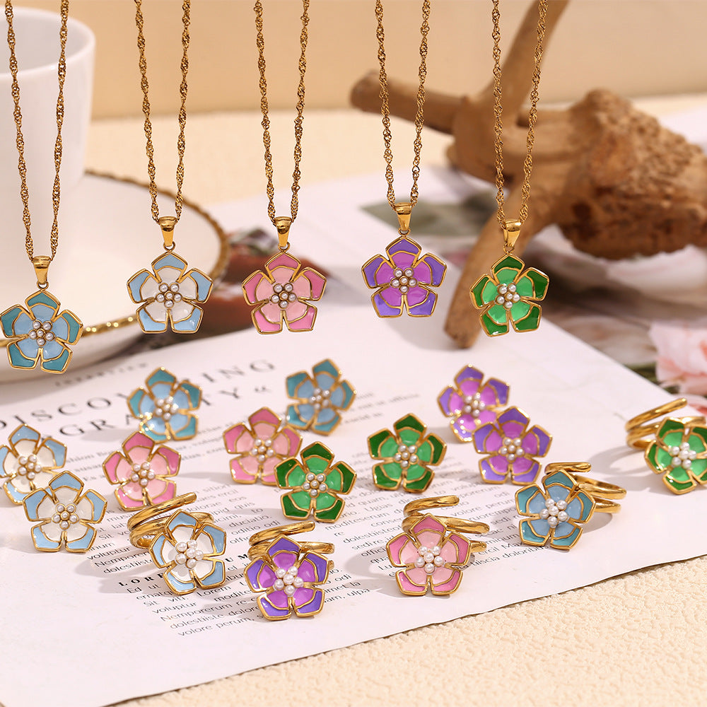 Collana da donna alla moda con ciondolo floreale e geometrico in acciaio inossidabile con placcatura in oro 18 carati e dettagli di petali smaltati
