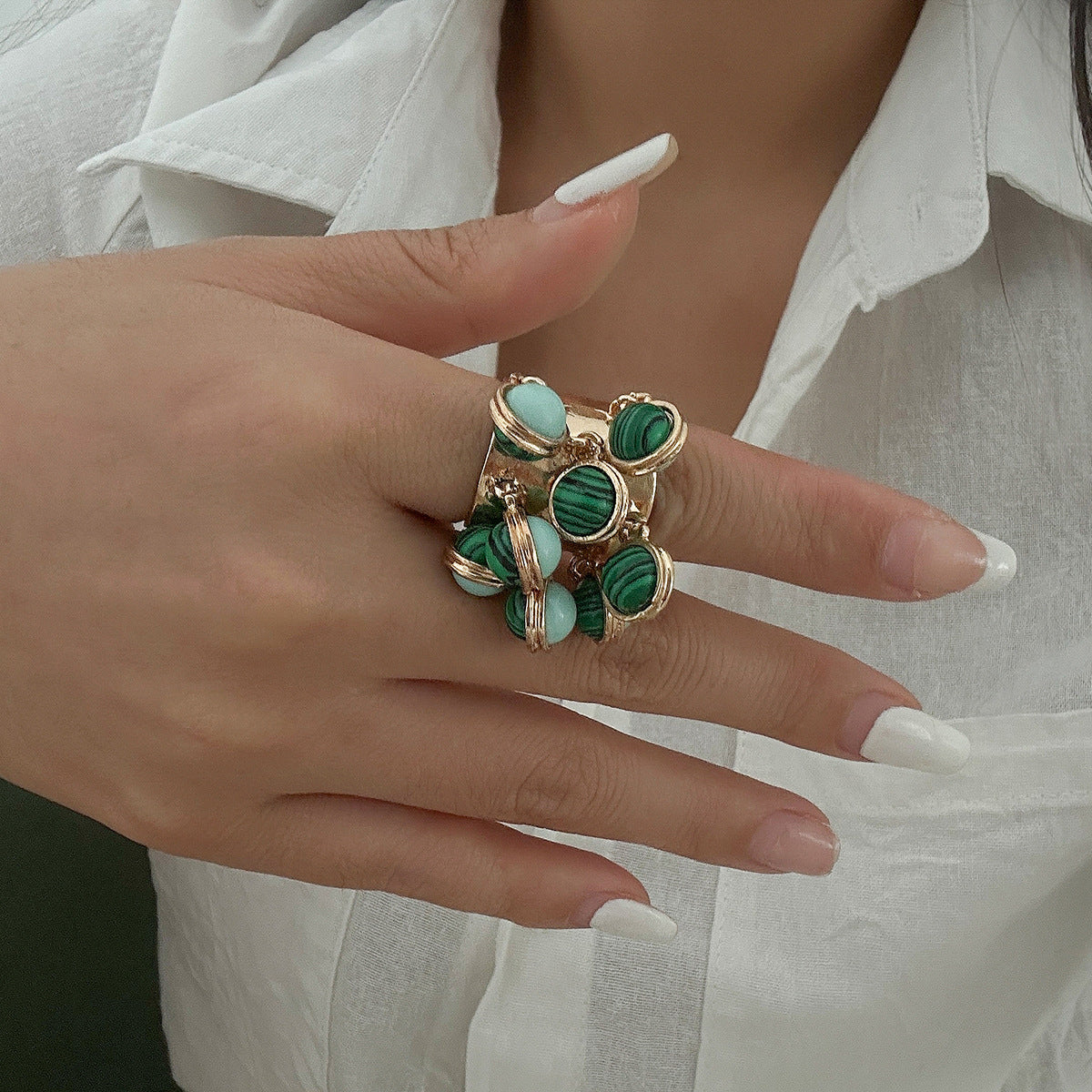 Anello statement bohémien vintage a forma di cuore con perle finte e dettaglio nappa da donna