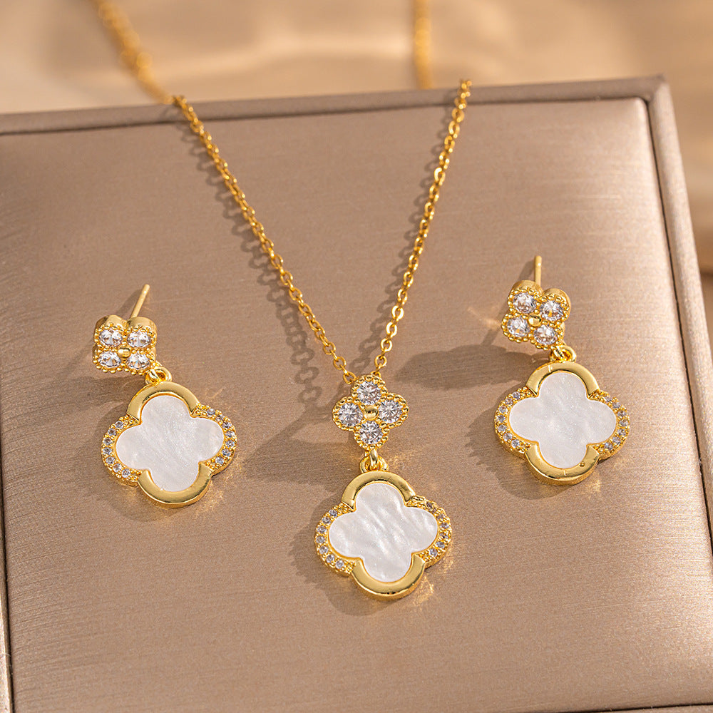 Set collana e orecchini da donna di lusso a forma di trifoglio in acciaio al titanio con intarsi in oro su catena a O