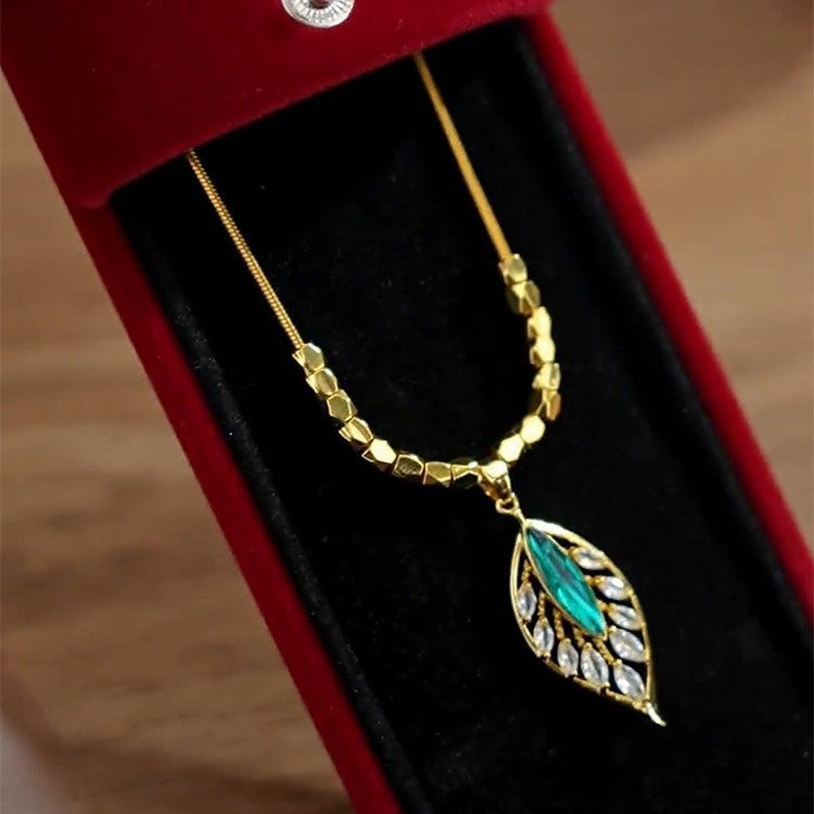 Elegante collar minimalista de hoja verde para mujer, cadena de serpiente de acero titanio con incrustaciones de diamantes de imitación y diseño geométrico