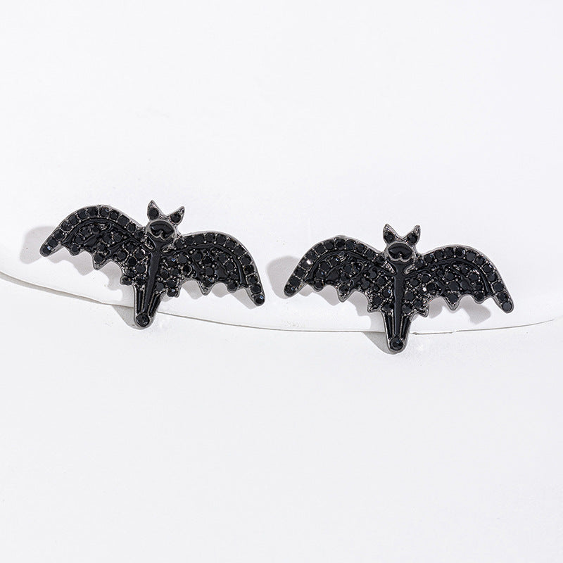 Elegantes aretes de calavera de Halloween con detalles de diamantes de imitación en aleación de zinc, con motivos de brujas, calabazas y murciélagos.