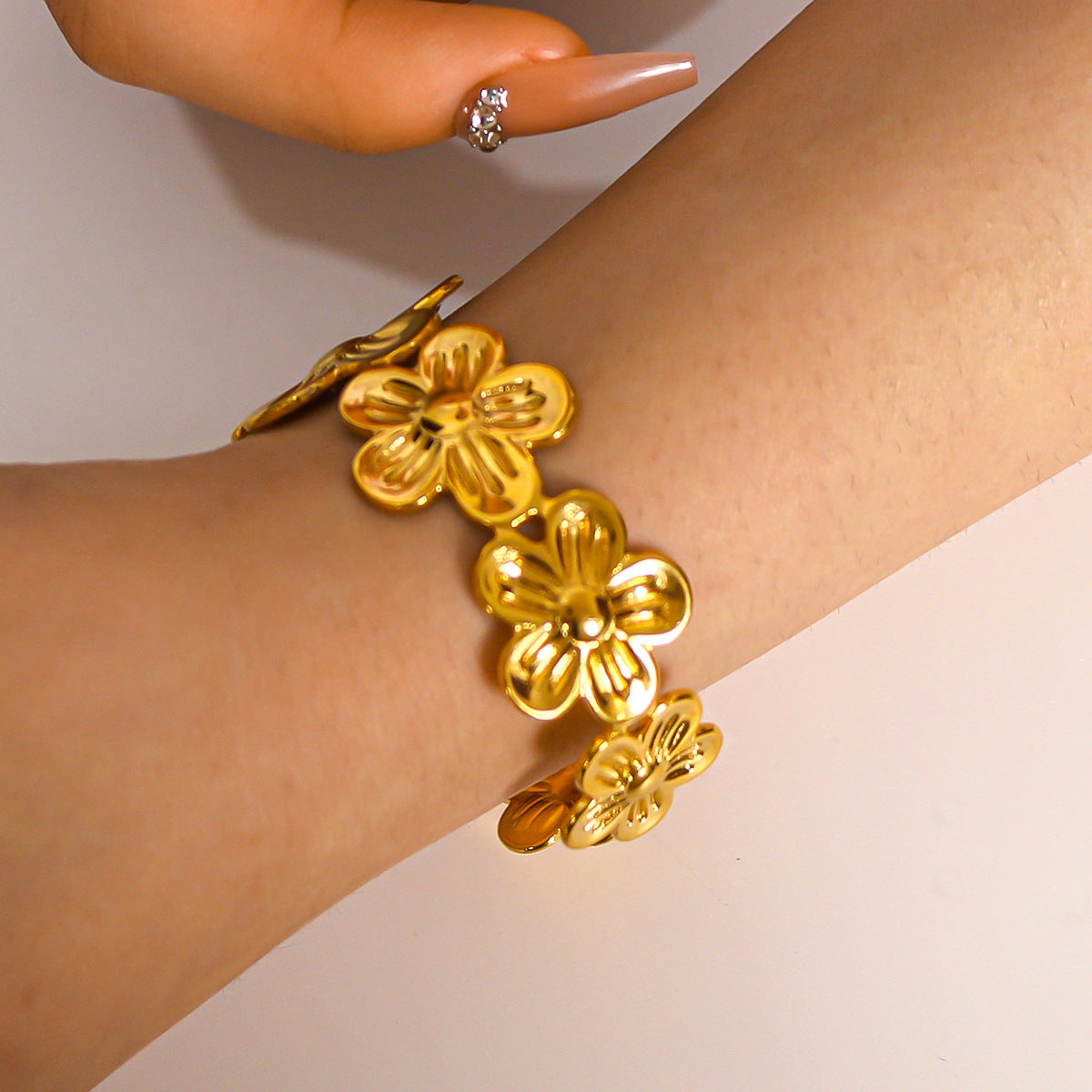 Vintage Floral Open Bangle Bracelet in Titanium Steel with 18K Gold Plating for Women
