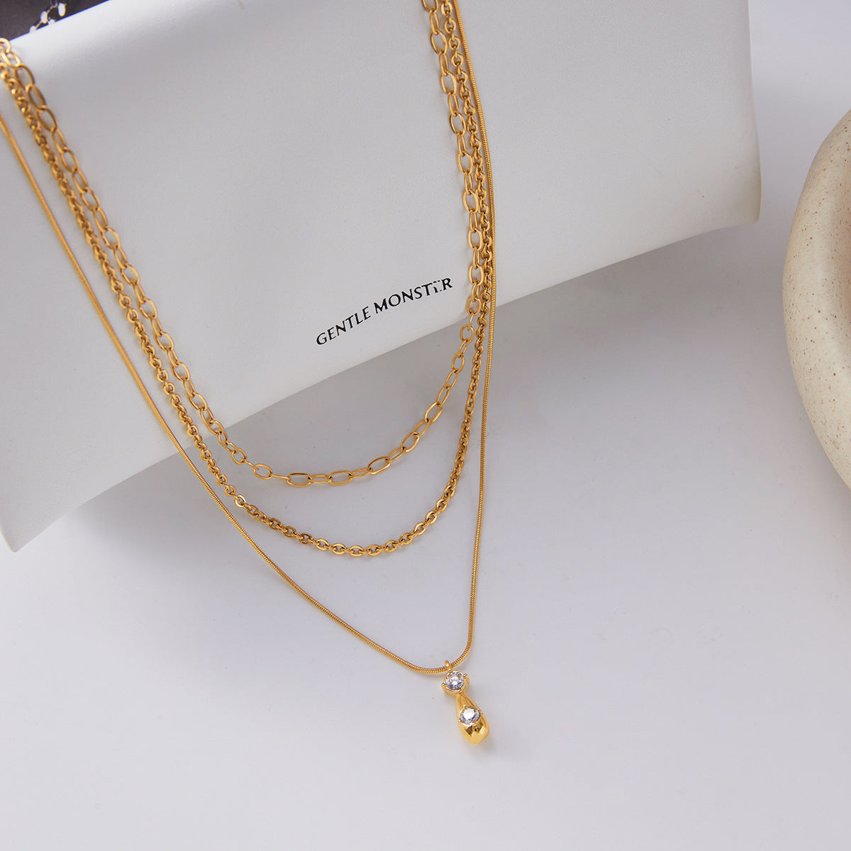 Collana da donna con ciondolo a tre strati in zirconi, in acciaio al titanio stile geometrico e finitura placcata