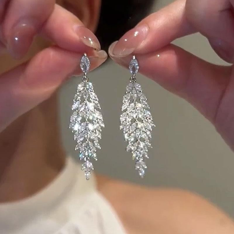 Orecchini pendenti con nappe geometriche minimaliste con intarsi di strass in rame placcato e perni in argento sterling 925 da donna