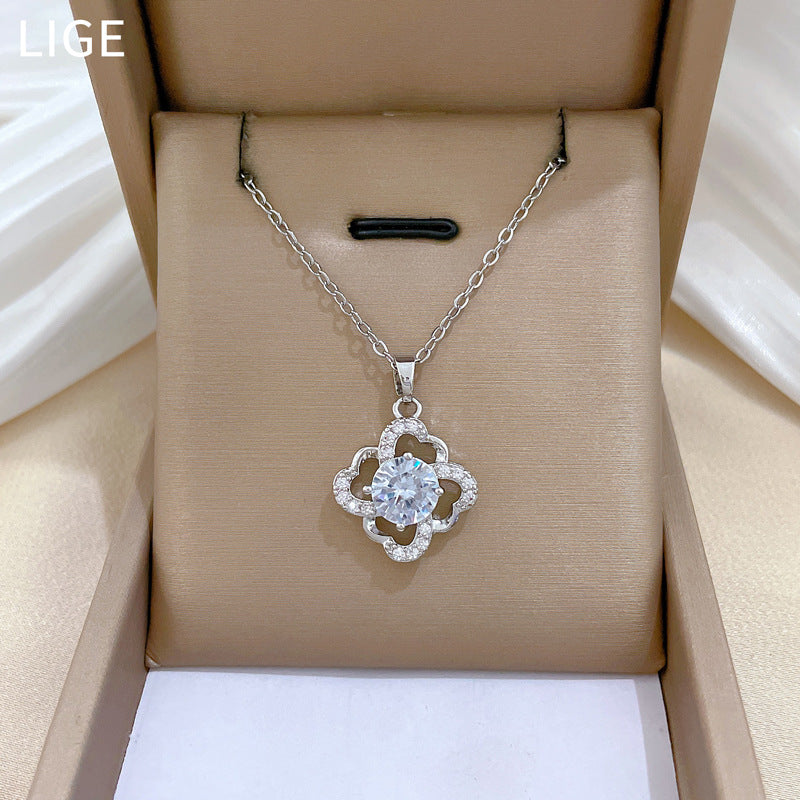 Collana pendente minimalista a quadrifoglio in acciaio al titanio con intarsio di strass su catena a O per donna e uomo