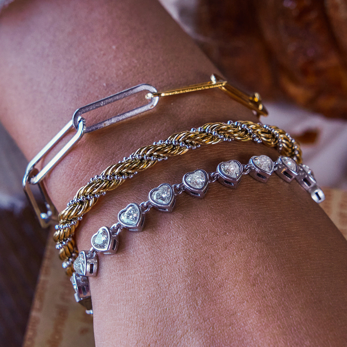 Set di collana e bracciale da donna in corda intrecciata d'acciaio inossidabile moderno e minimalista con finitura placcata