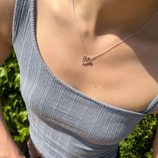 Collar minimalista de plata de ley 925 con forma de corazón irregular, colgante de perla y cadena trenzada
