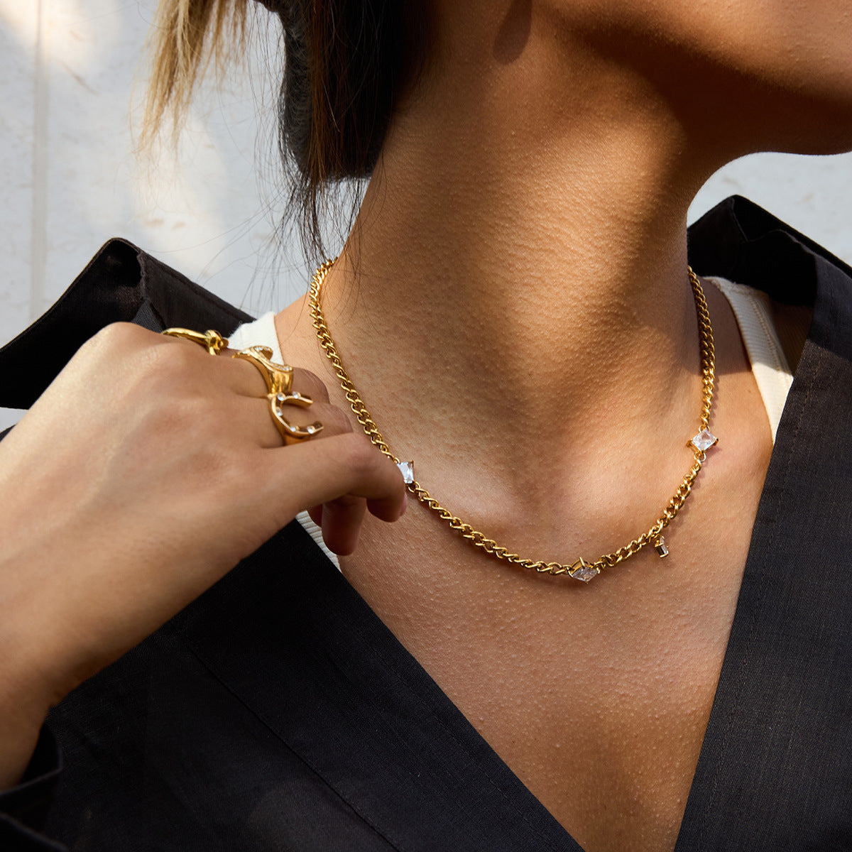 Collana con ciondolo geometrico in acciaio al titanio con intarsio di strass su catena in acciaio inossidabile da donna